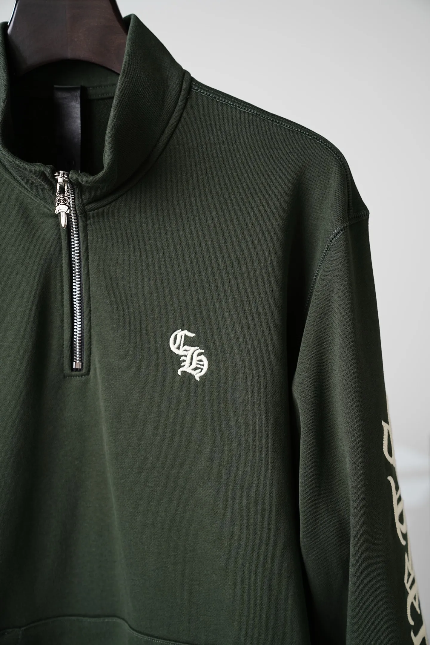 【 】Chrome Hearts/ （ ） 【In Stock】S M L ， ， 。 ， ， 。 ， ， Retro 。 ， ， ， ， Retro 。 ， 。 1. ， Chrome Hearts ， ， 。 2 ， ， ， 、 ， ，